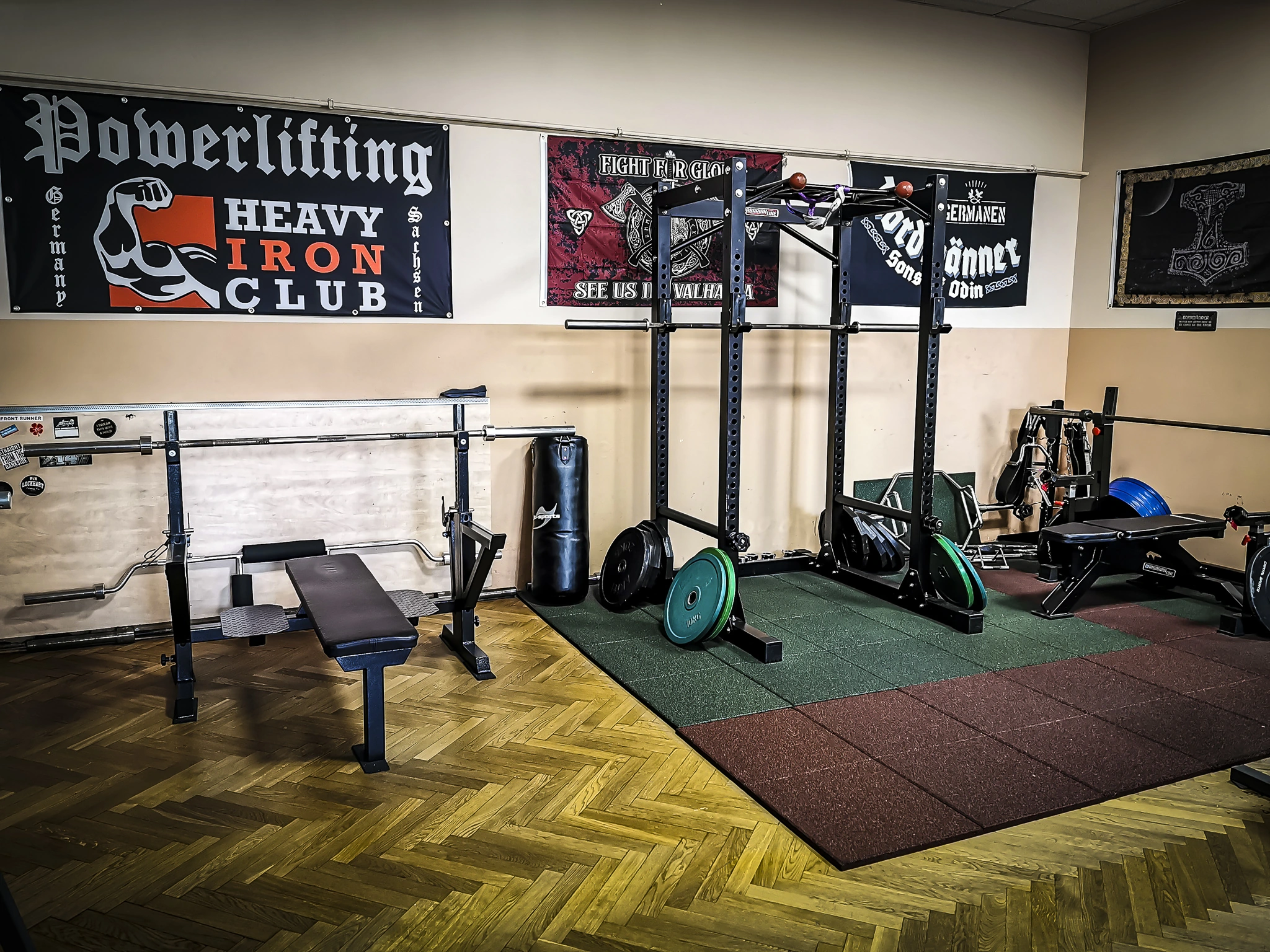 Powerrack und Langhanteln im Heavy Iron Club